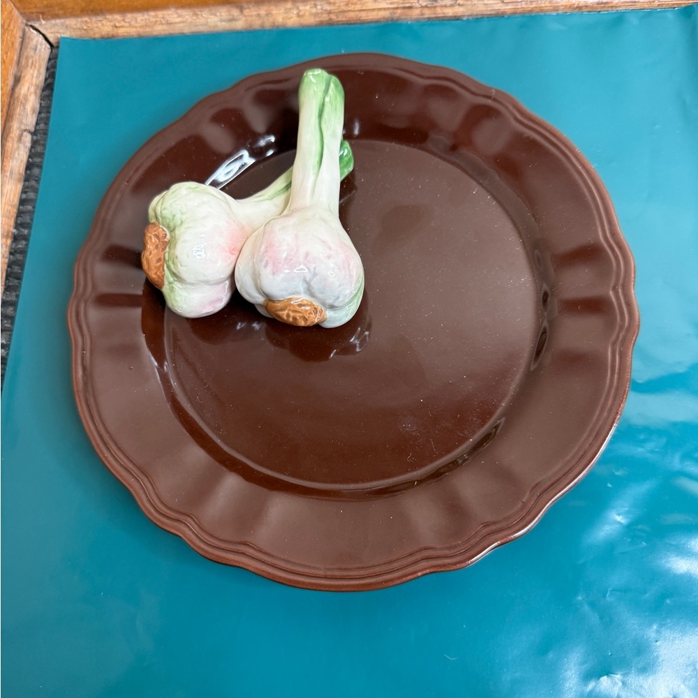 Elegant Brown Ceramic Plate with 3D Garlic Design -kitchen wall decor